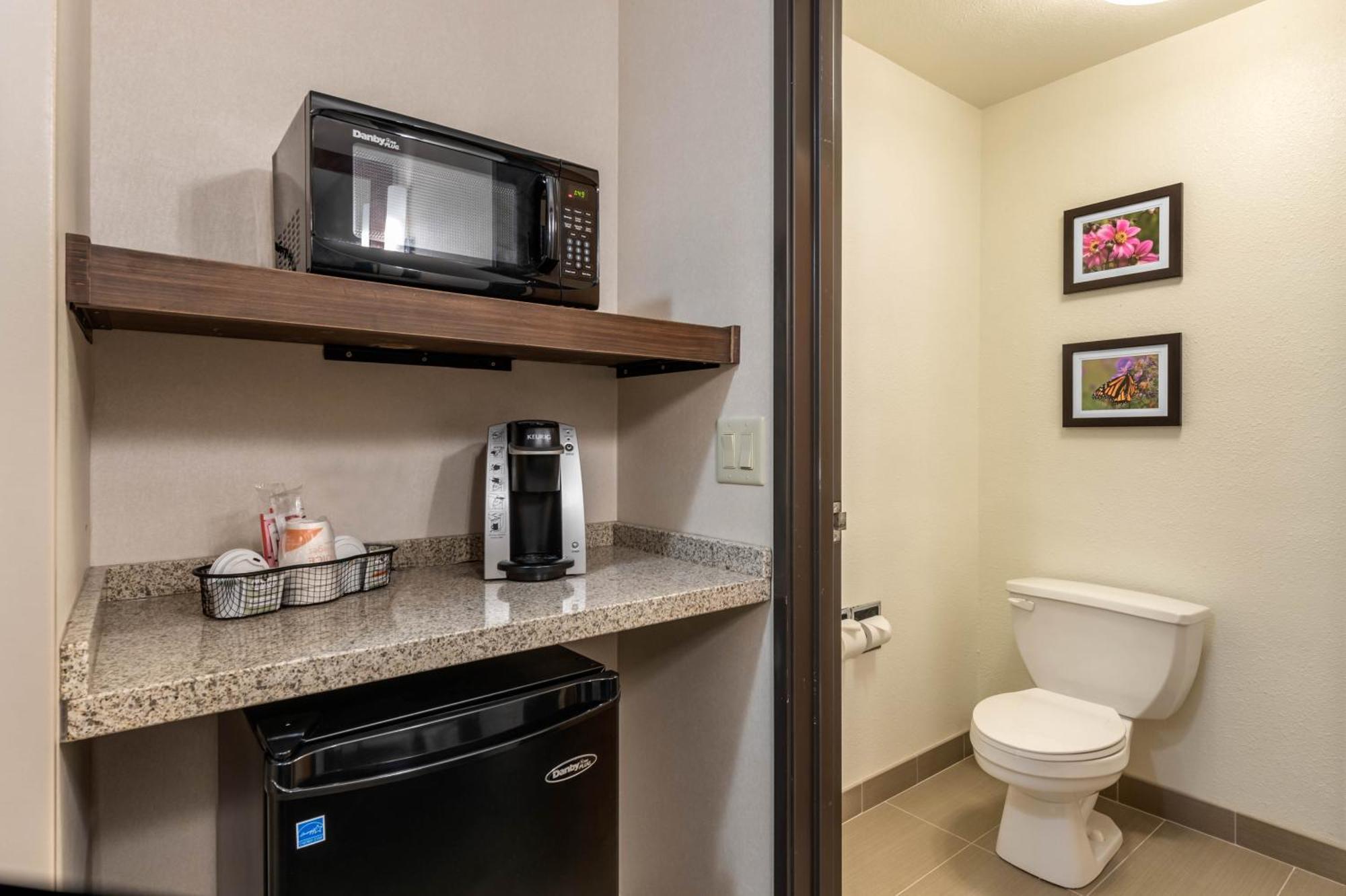 Comfort Inn & Suites Near Route 66 Lincoln Room photo