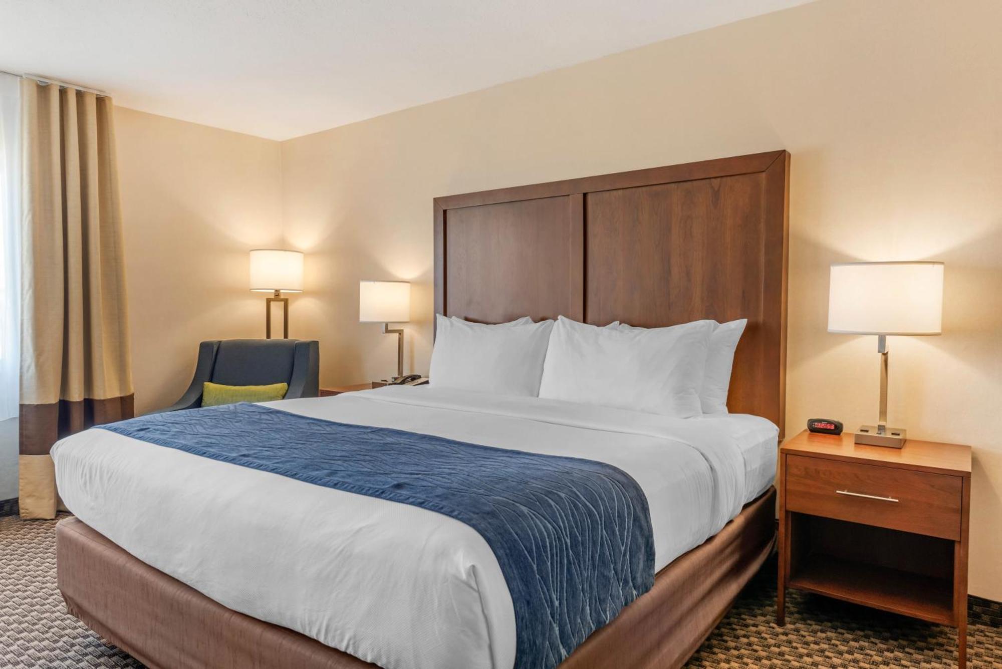Comfort Inn & Suites Near Route 66 Lincoln Room photo