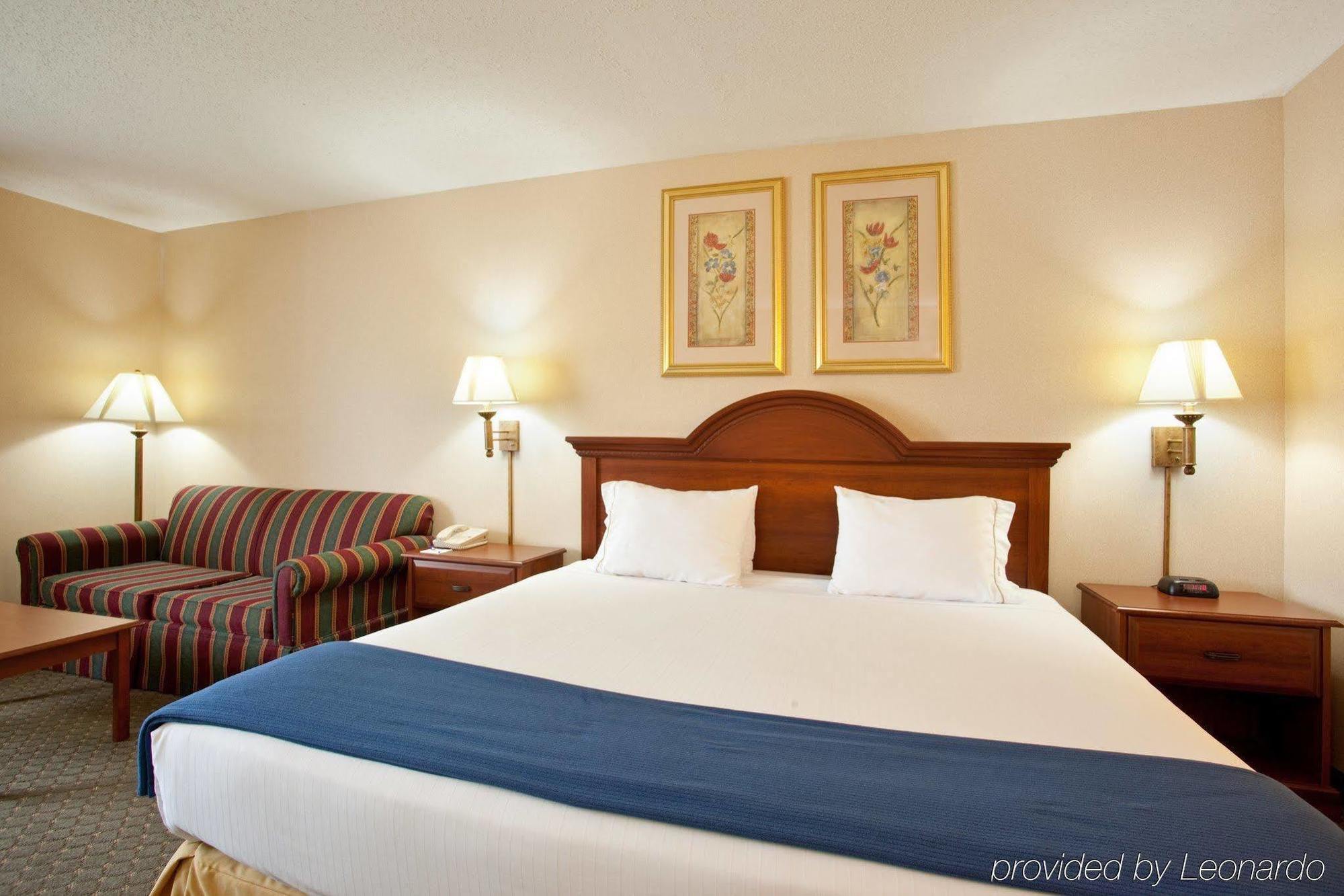 Comfort Inn & Suites Near Route 66 Lincoln Room photo